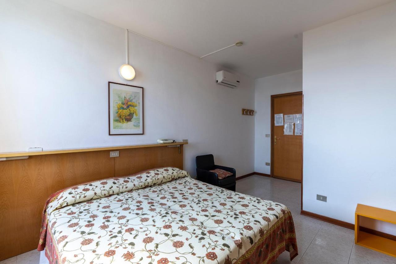 Albergo Ristorante Lucciola Santo Stefano al Mare Exterior foto
